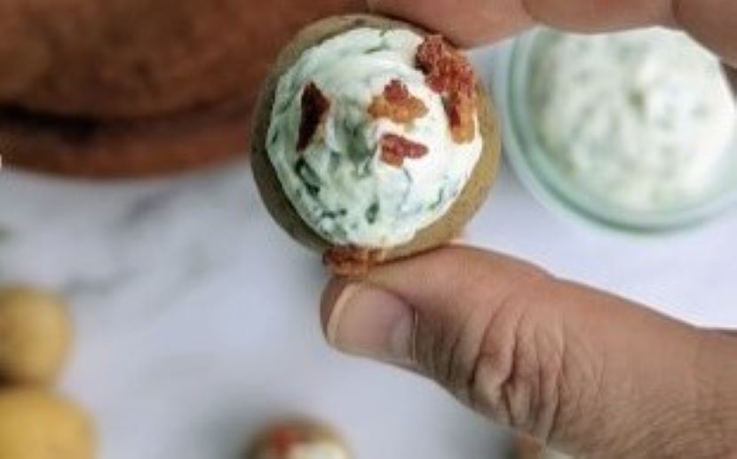 Kartoffel-bites med bacon og cream cheese topping Kartoffel-bites med bacon og cream cheese topping